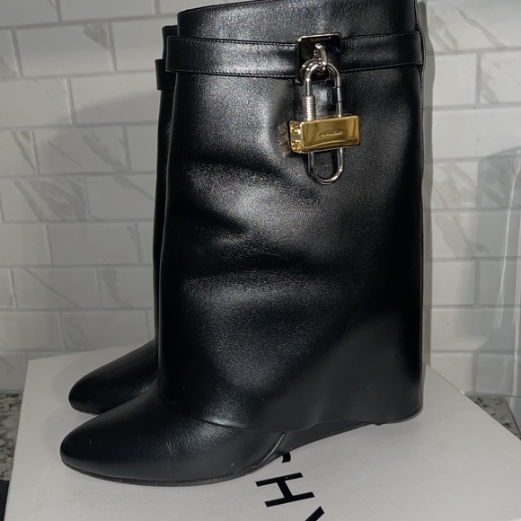 The New Givenchy 
Shark lock ankle boots in leather - Picture 3 of 8